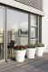 Polyethylen-Töpfe wirken elegant, sind leicht und widerstandsfähig. Mit Heide und Efeu bepflanzt ergibt sich ein natürlicher Look, der einen interessanten Gegensatz zur strengen Architektur bildet.