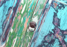 Shabby Chic at its best: Zunächst wurde das Möbelstück mehrfach hintereinander lackiert und danach die Farbe zum Teil bis auf das Holz wieder heruntergeschmirgelt. © macau, Fotolia