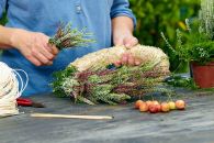 Die leichten und robusten Strohkränze sind eine gute Grundlage für dekorative Heidekränze. Foto: © Azerca