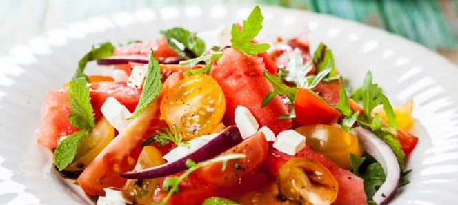 Sommersalat mit Wassermelone und Schafskäse